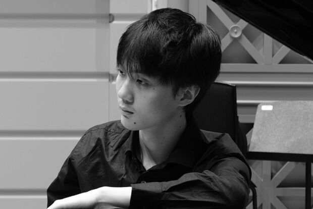 Pianist Yinzhi Yuan in black and white