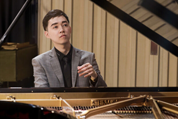 Pianist Yu Zhou Zhang