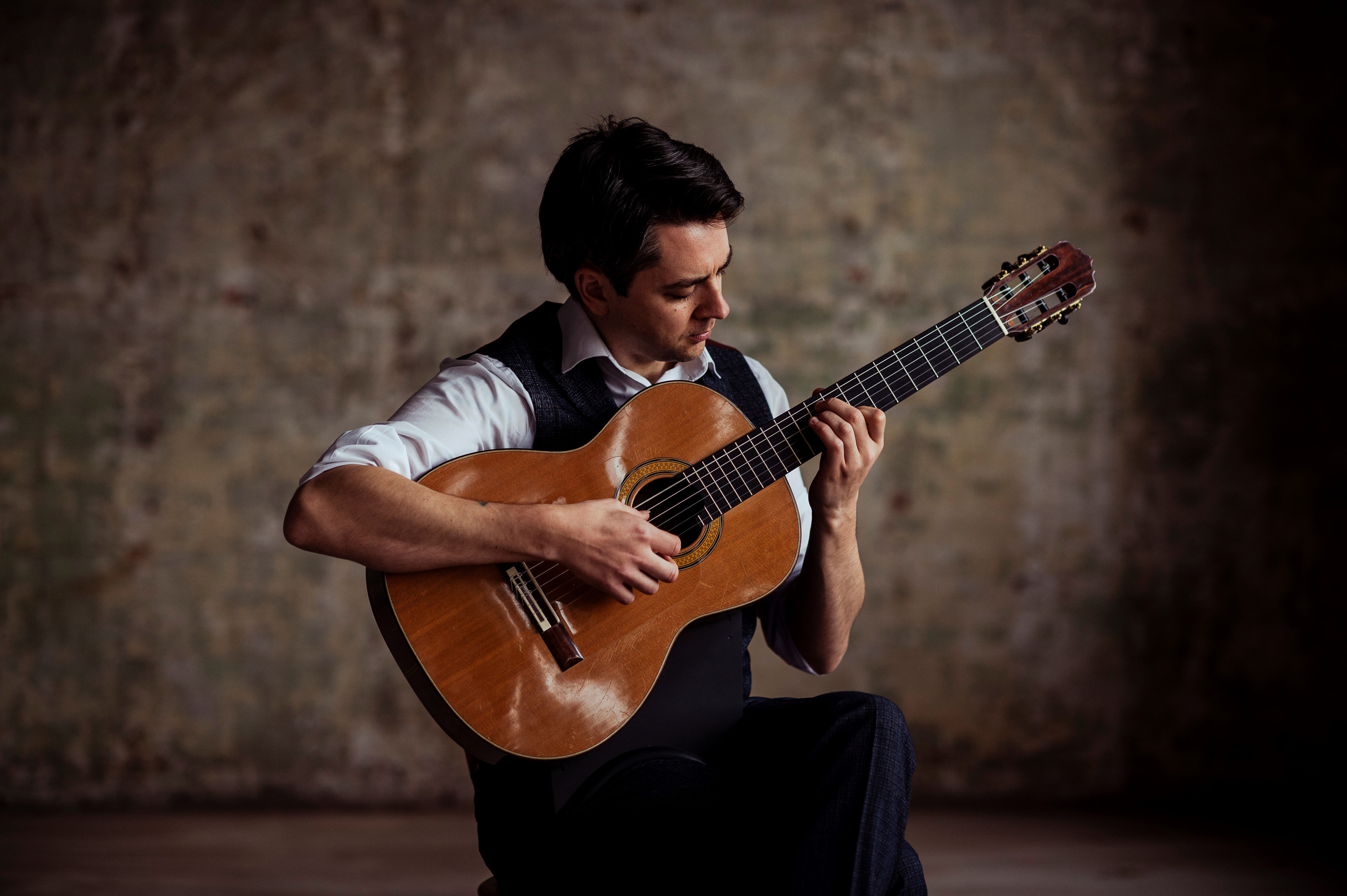 Classical guitarist Manus Noble