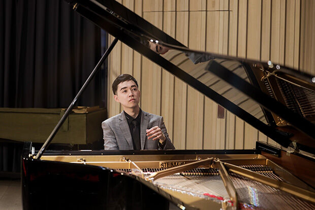 Pianist Yu Zhou Zhang