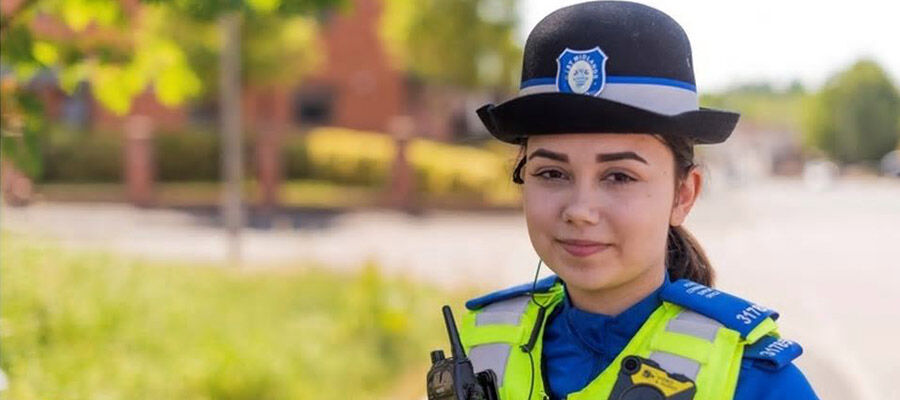 Linda Polska 900x400 - Linda stood in a police uniform