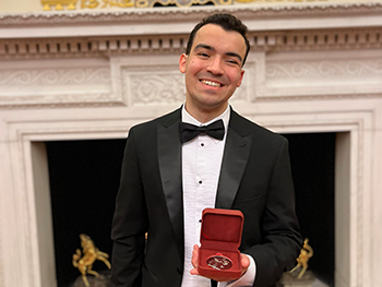 Vinícius Motta holding award